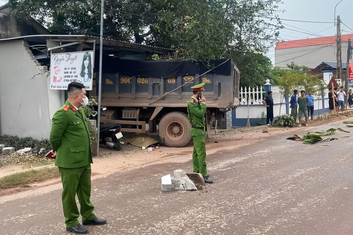 Bắc Giang: Xe tải tông vào quán gội đầu, 4 người thương vong- Ảnh 1.