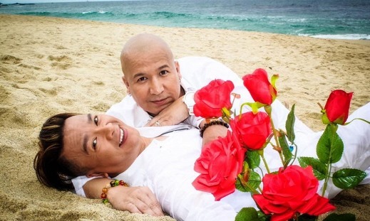 Một ca sĩ Việt kết hôn đồng giới: Mẹ ruột được bạn trai đón sang Mỹ chung sống cùng- Ảnh 3.