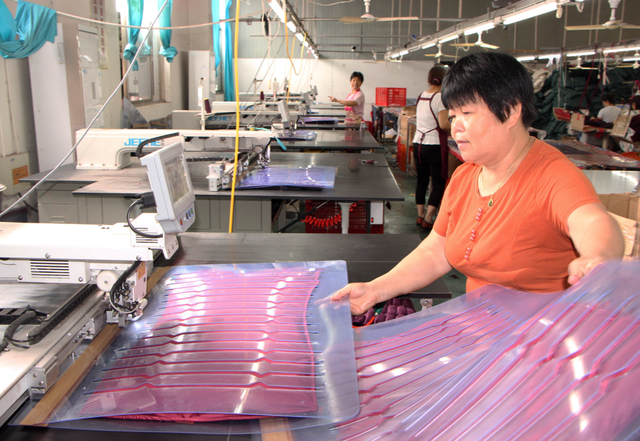 Thủ phủ may mặc Trung Quốc gây ‘choáng’: Ngày cao điểm bán hơn 10 triệu áo khoác, lãi gấp 5-6 lần, nhà máy ở khắp nơi- Ảnh 1.