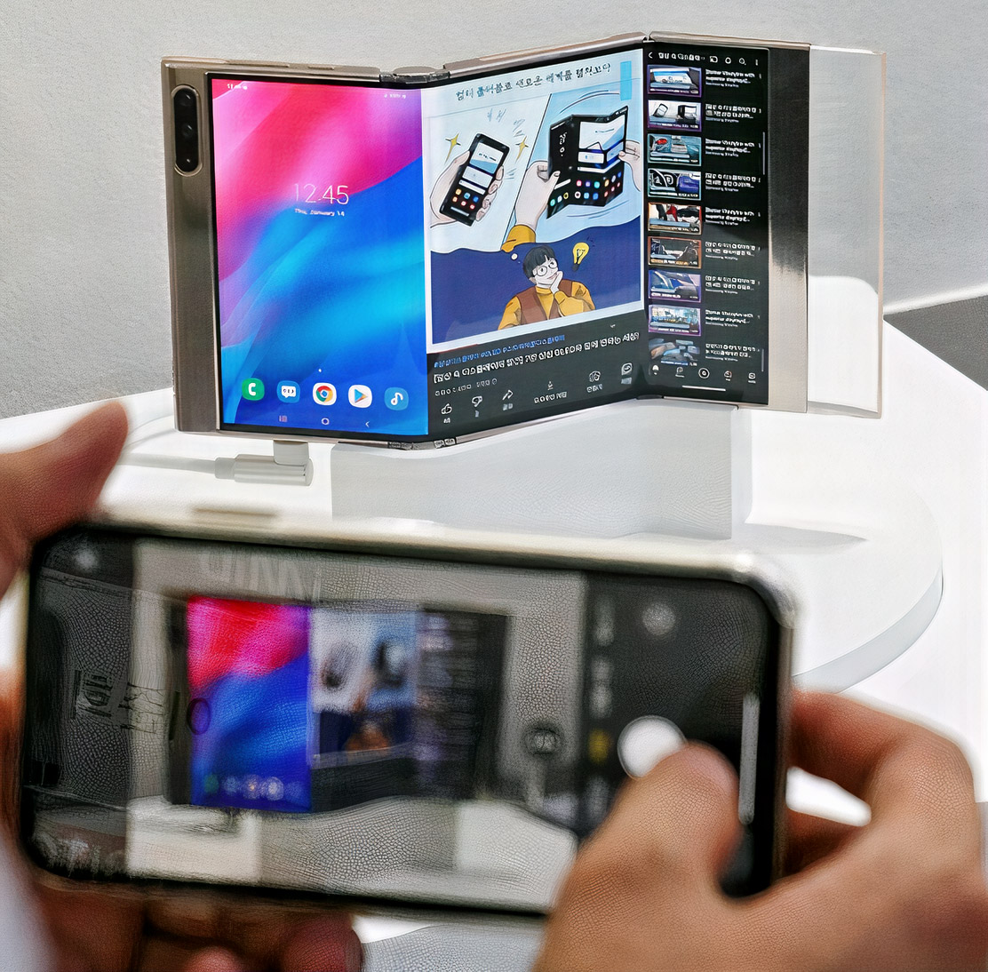 CES 2024: Samsung trình làng màn hình smartphone In&Out Flip có thể gập 360 độ- Ảnh 1.