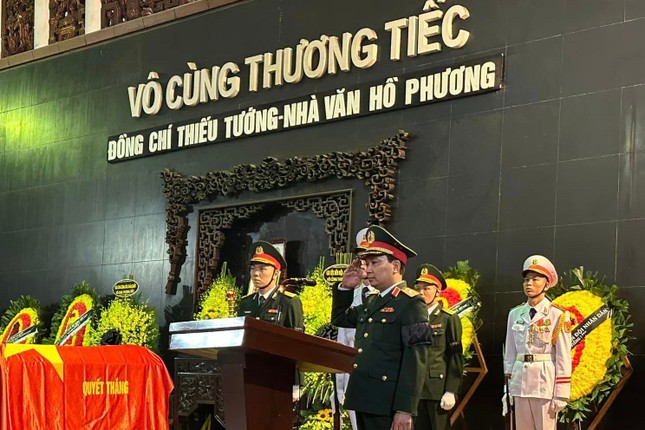 Lễ tang Thiếu tướng, nhà văn Hồ Phương được tổ chức theo nghi thức quân đội- Ảnh 1.