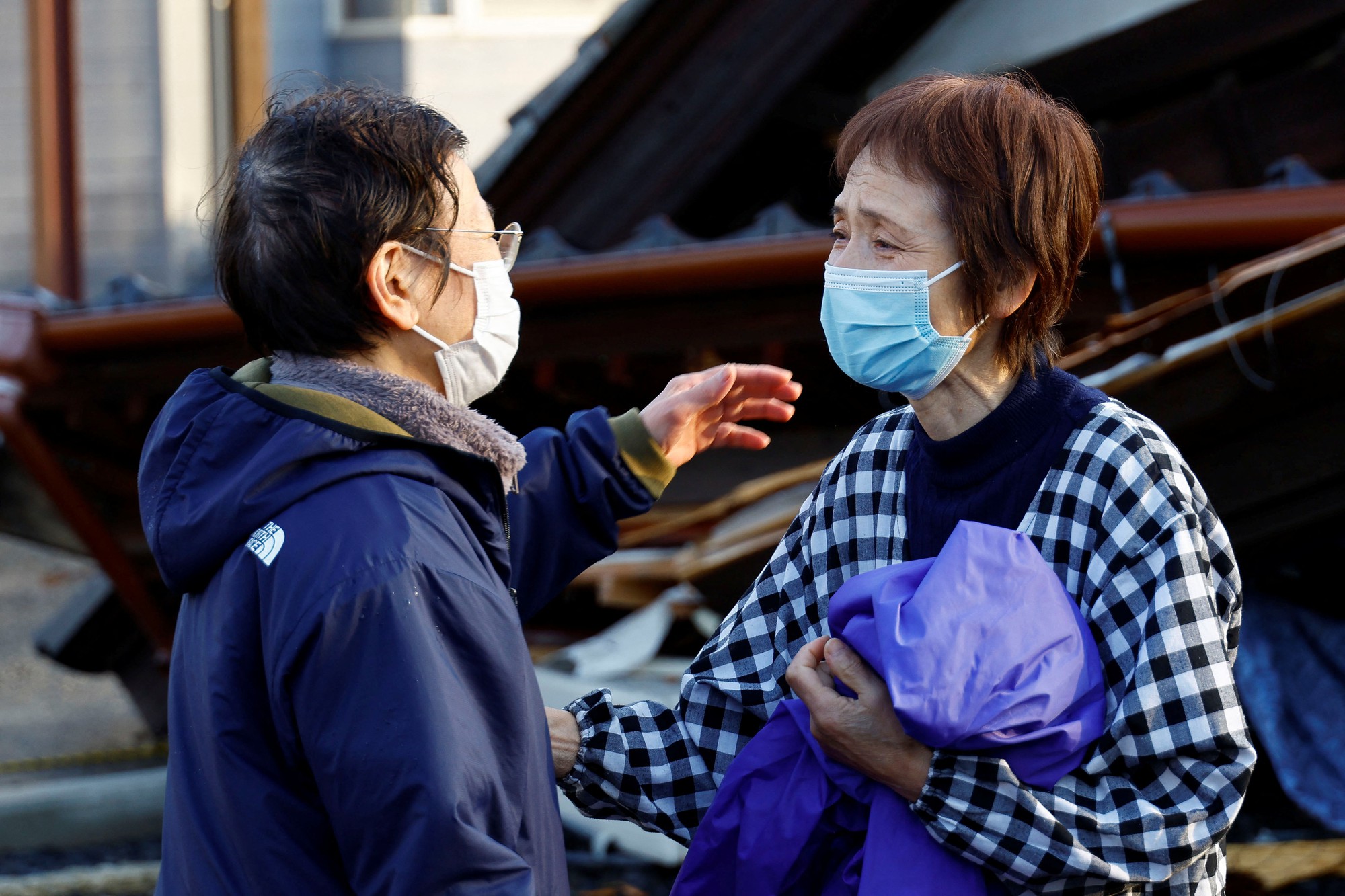 Hình ảnh tại Nhật Bản khiến nhiều người quặn thắt: Người dân chia nhau từng nắm cơm, cùng chống chọi với sự tàn khốc của thảm họa- Ảnh 5.