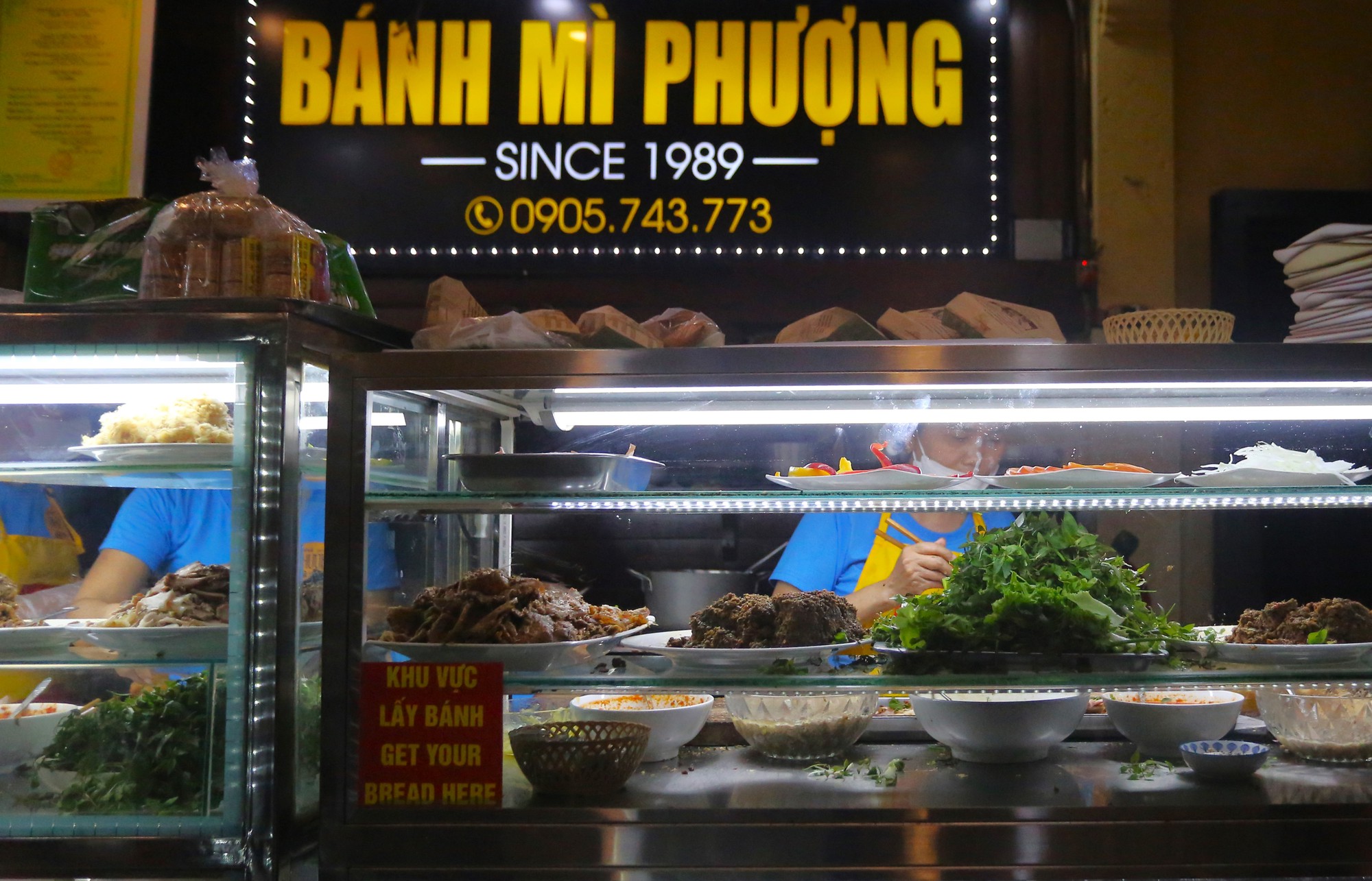 Khách nước ngoài xếp hàng dài chờ mua bánh mì Phượng ở Hội An sau 3 tháng bị đình chỉ- Ảnh 8.