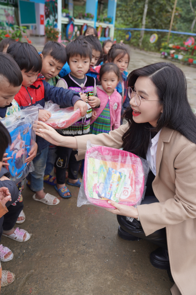 Diễn viên Lương Giang mang áo ấm cho trẻ em khó khăn ở Lào Cai- Ảnh 5.
