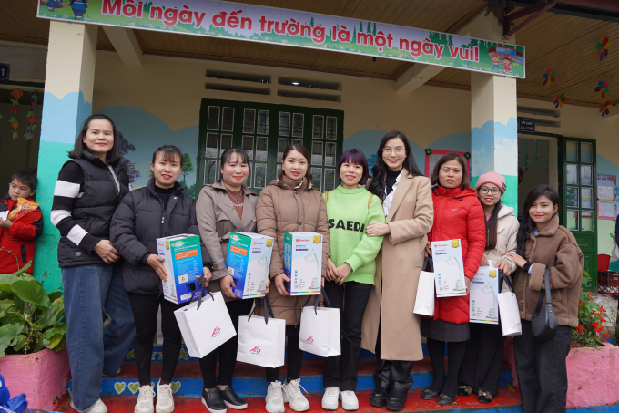 Diễn viên Lương Giang mang áo ấm cho trẻ em khó khăn ở Lào Cai- Ảnh 6.