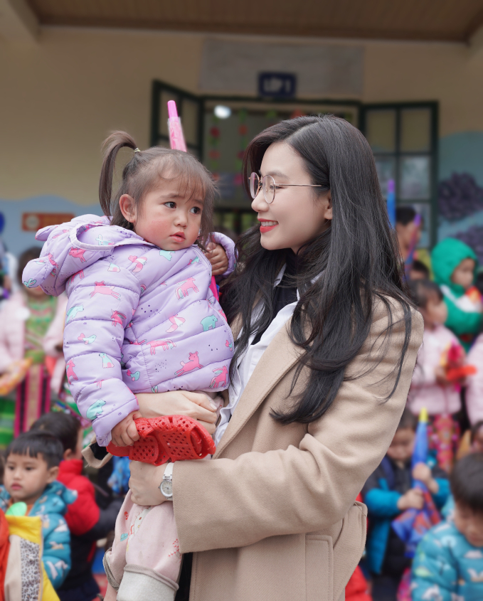 Diễn viên Lương Giang mang áo ấm cho trẻ em khó khăn ở Lào Cai- Ảnh 8.