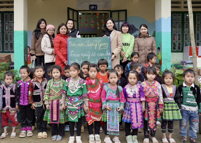 Diễn viên Lương Giang mang áo ấm cho trẻ em khó khăn ở Lào Cai- Ảnh 2.
