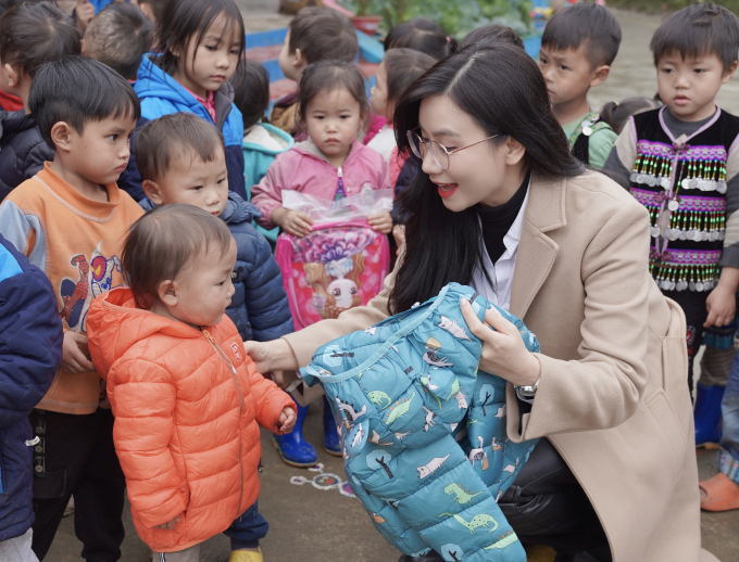 Diễn viên Lương Giang mang áo ấm cho trẻ em khó khăn ở Lào Cai- Ảnh 4.