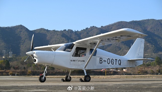 Máy bay điện đầu tiên của Trung Quốc cất cánh- Ảnh 1.