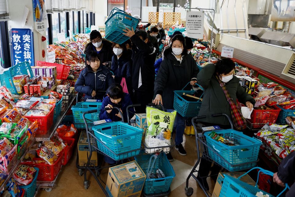 Hình ảnh tại Nhật Bản khiến nhiều người quặn thắt: Người dân chia nhau từng nắm cơm, cùng chống chọi với sự tàn khốc của thảm họa- Ảnh 2.