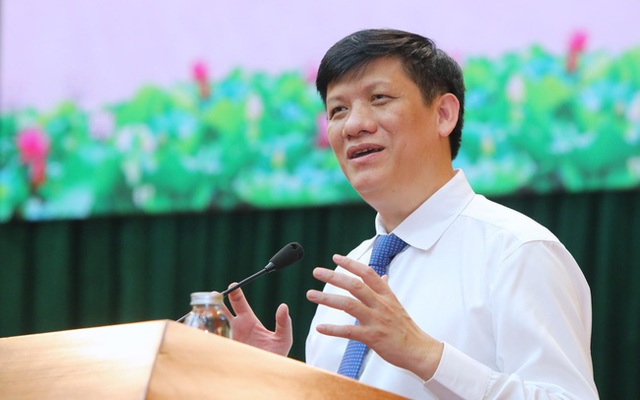 Vì sao cựu Bộ trưởng Bộ Y tế Nguyễn Thanh Long "có nguy cơ bị mù một bên mắt, phải dùng máy thở"?- Ảnh 1.