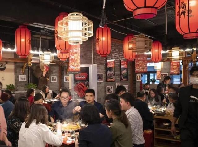 Giới trẻ Trung Quốc bất ngờ chen chúc trong các nhà hàng '3,5 sao' - Vì sao có "sự phản công thầm lặng"?- Ảnh 3.