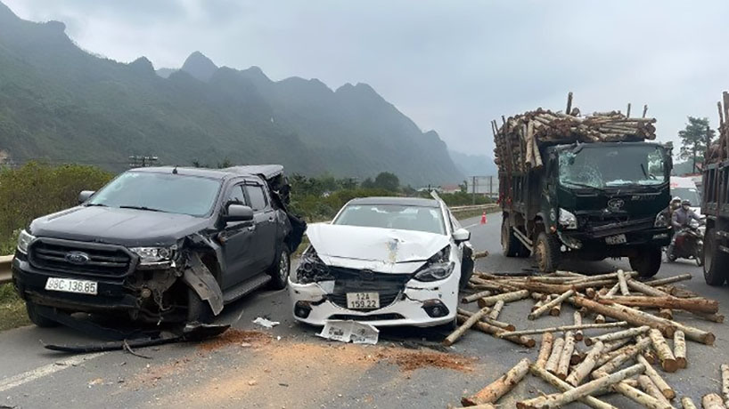 Ảnh TNGT: Tai nạn liên hoàn giữa bốn xe tại Lạng Sơn- Ảnh 1.