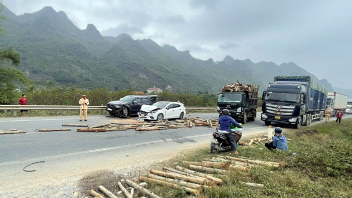 Ảnh TNGT: Tai nạn liên hoàn giữa bốn xe tại Lạng Sơn- Ảnh 4.
