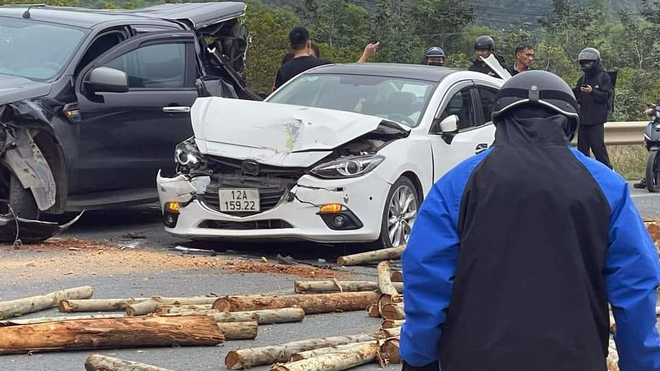 Ảnh TNGT: Tai nạn liên hoàn giữa bốn xe tại Lạng Sơn- Ảnh 2.