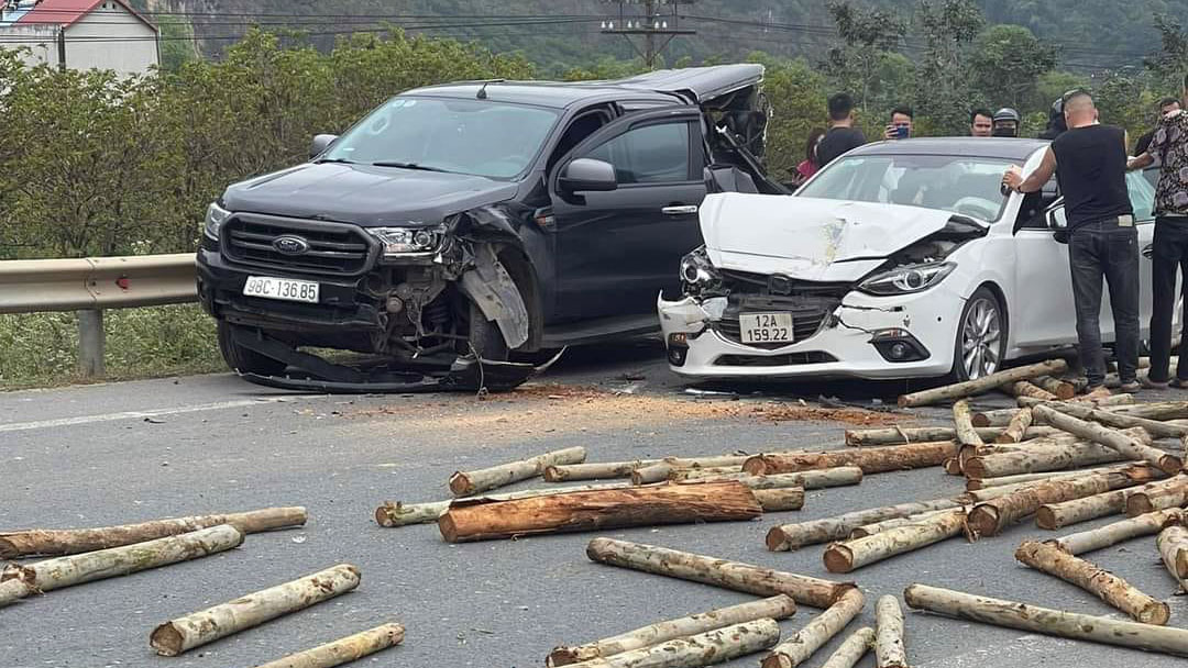 Ảnh TNGT: Tai nạn liên hoàn giữa bốn xe tại Lạng Sơn- Ảnh 5.