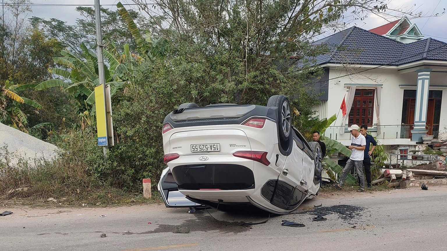 Ảnh TNGT: Hyundai Santa Fe lật ngửa tại Lạng Sơn- Ảnh 1.