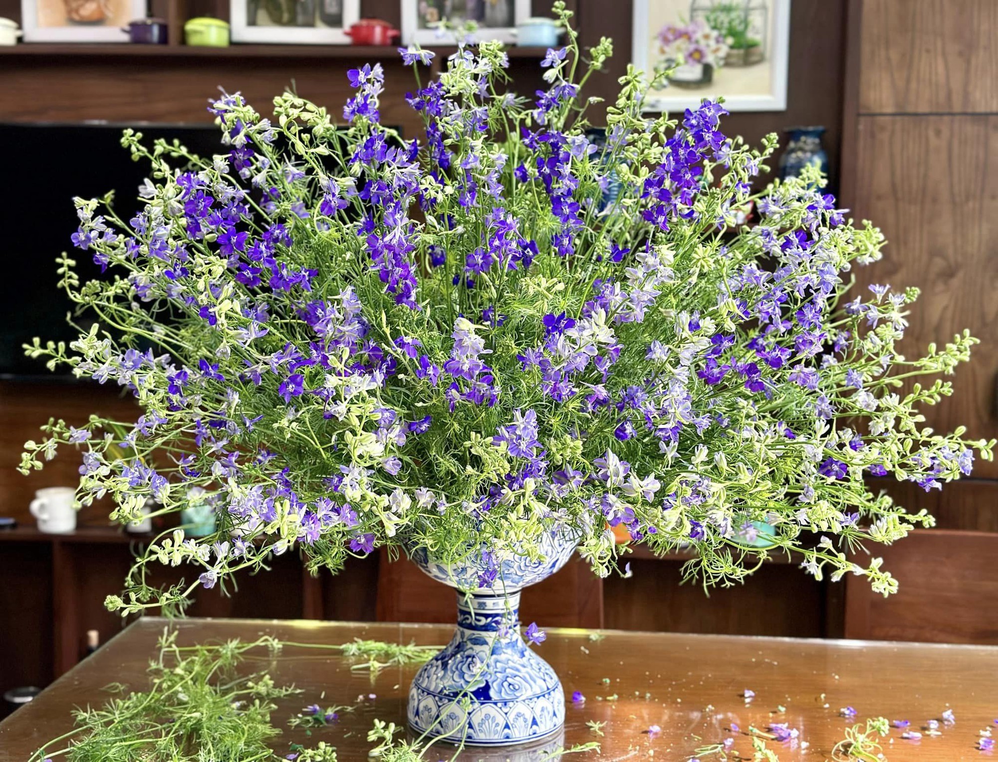 Mẹo cắm hoa Violet và lựa bình phù hợp để có ngay không gian phòng khách chuẩn vị Tết xưa, sáng bừng sức sống, tươi lâu cả tuần- Ảnh 10.