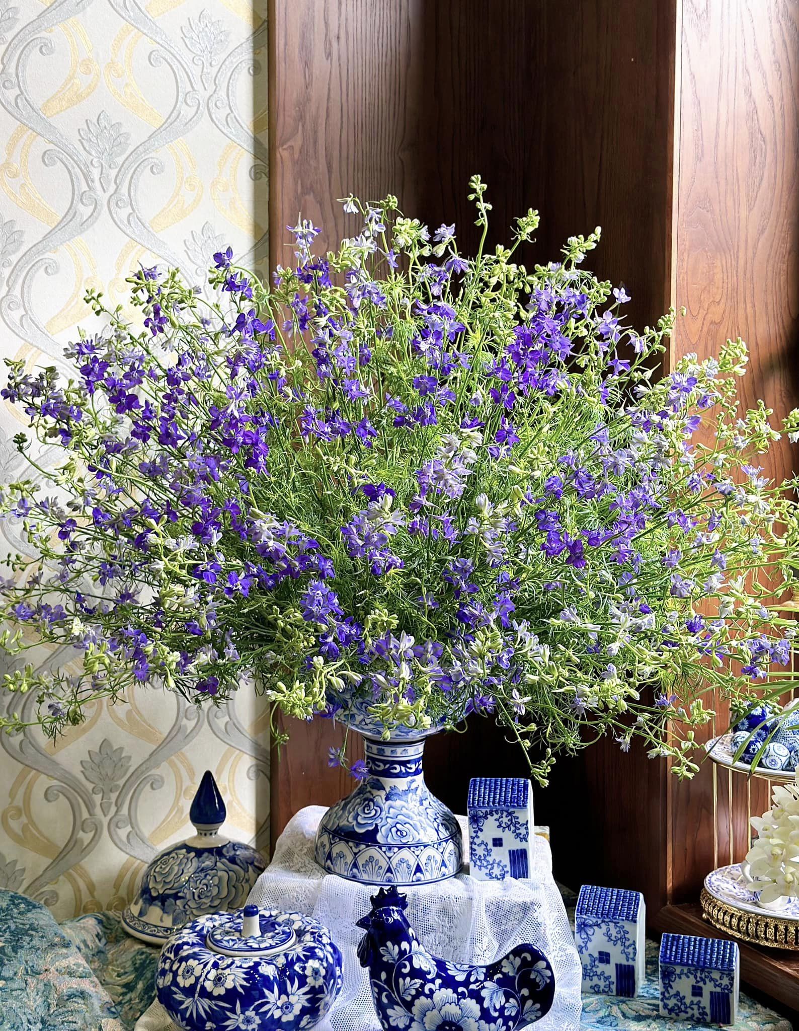 Mẹo cắm hoa Violet và lựa bình phù hợp để có ngay không gian phòng khách chuẩn vị Tết xưa, sáng bừng sức sống, tươi lâu cả tuần- Ảnh 14.