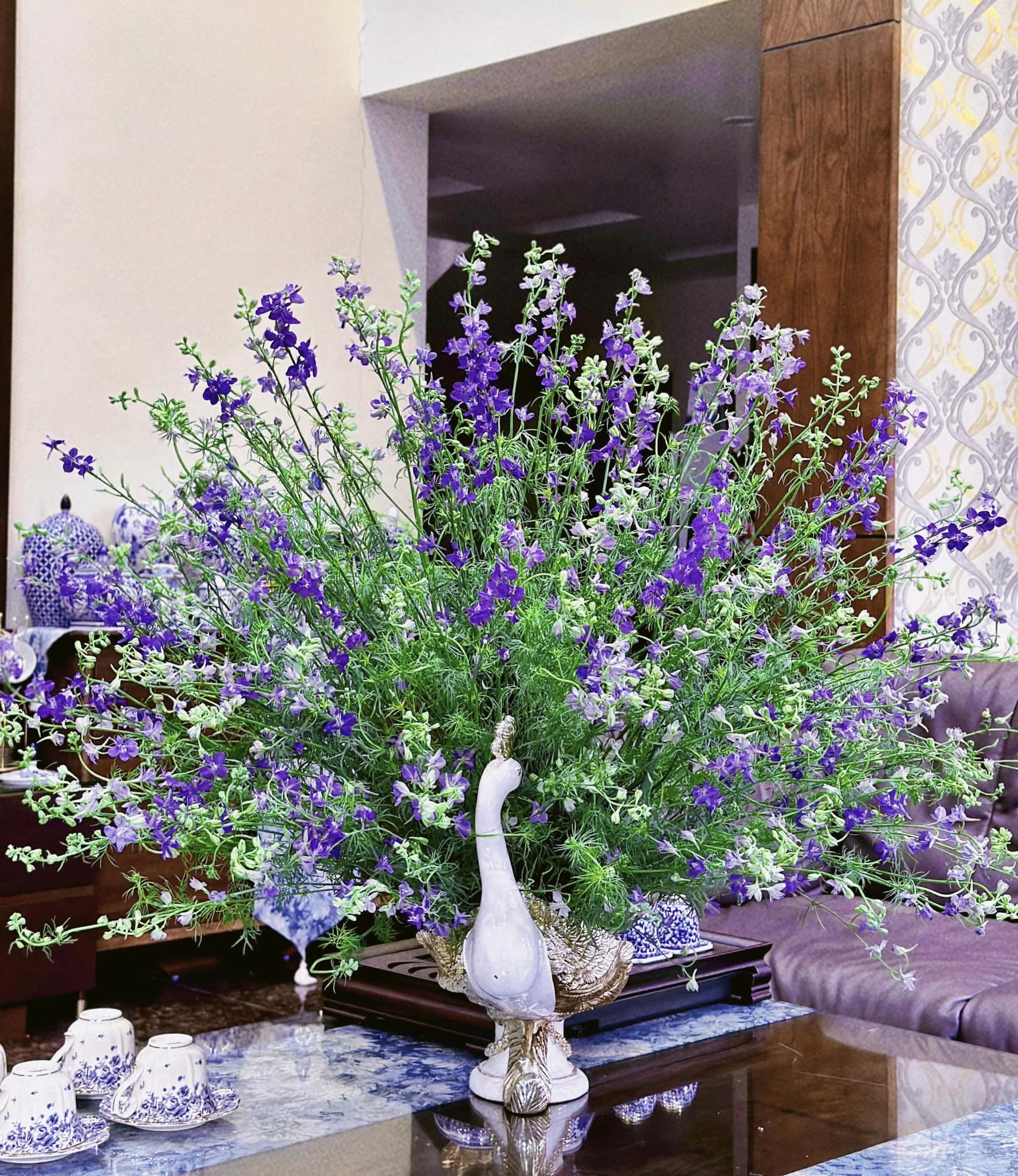 Mẹo cắm hoa Violet và lựa bình phù hợp để có ngay không gian phòng khách chuẩn vị Tết xưa, sáng bừng sức sống, tươi lâu cả tuần- Ảnh 12.