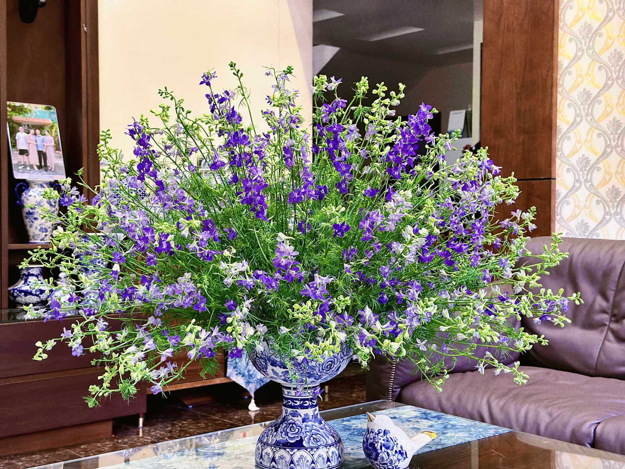 Mẹo cắm hoa Violet và lựa bình phù hợp để có ngay không gian phòng khách chuẩn vị Tết xưa, sáng bừng sức sống, tươi lâu cả tuần- Ảnh 11.