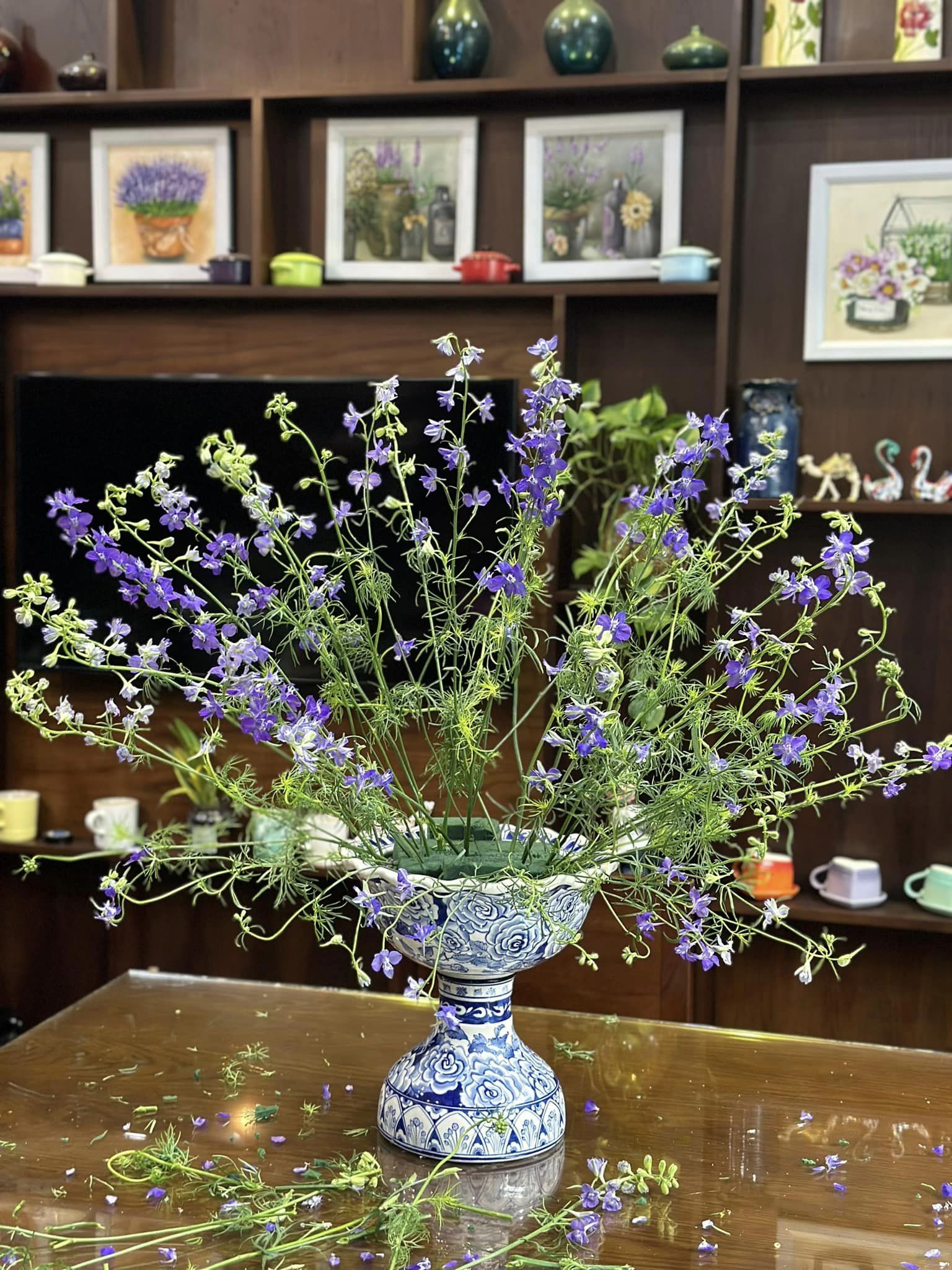 Mẹo cắm hoa Violet và lựa bình phù hợp để có ngay không gian phòng khách chuẩn vị Tết xưa, sáng bừng sức sống, tươi lâu cả tuần- Ảnh 7.