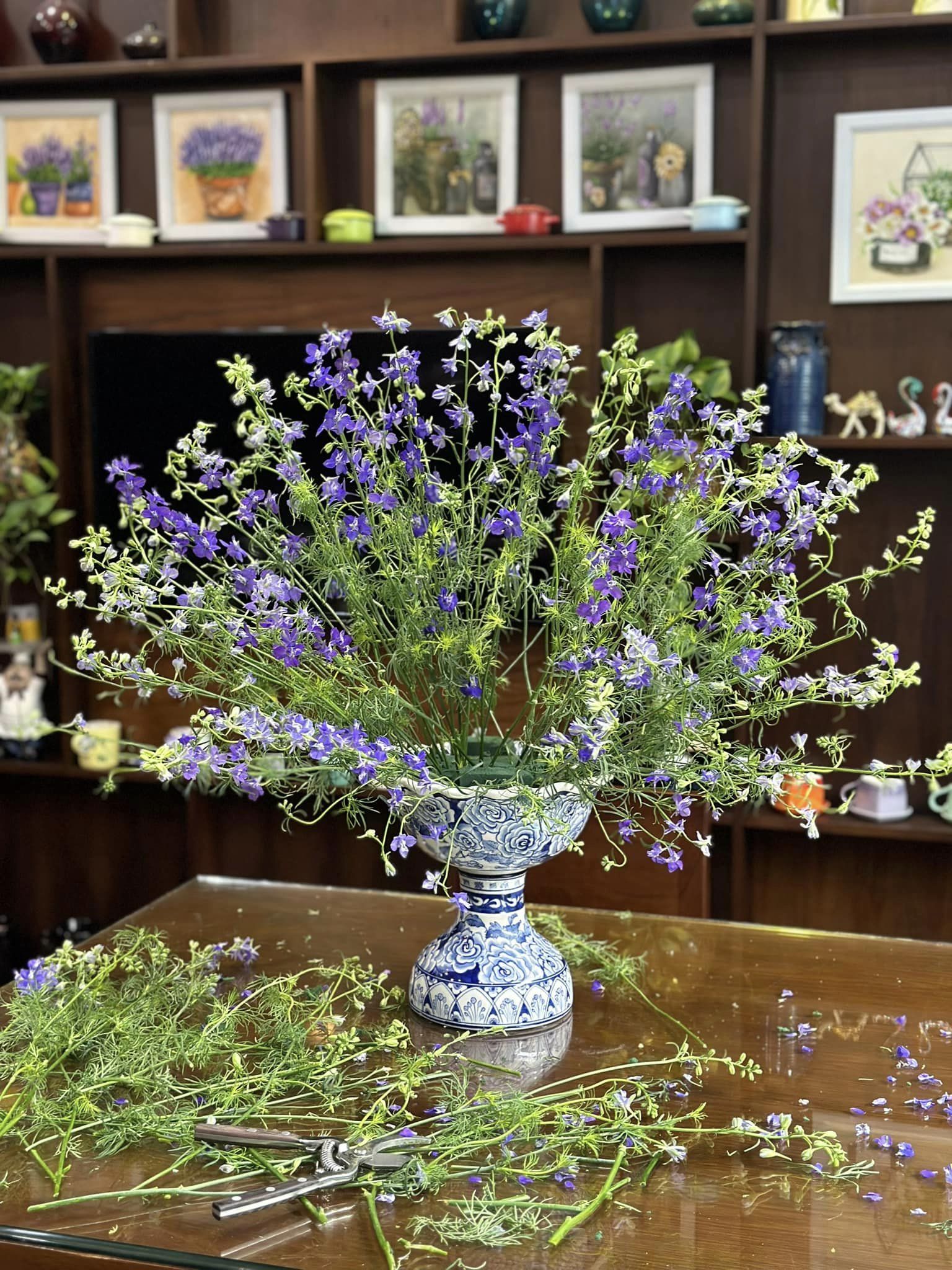 Mẹo cắm hoa Violet và lựa bình phù hợp để có ngay không gian phòng khách chuẩn vị Tết xưa, sáng bừng sức sống, tươi lâu cả tuần- Ảnh 8.