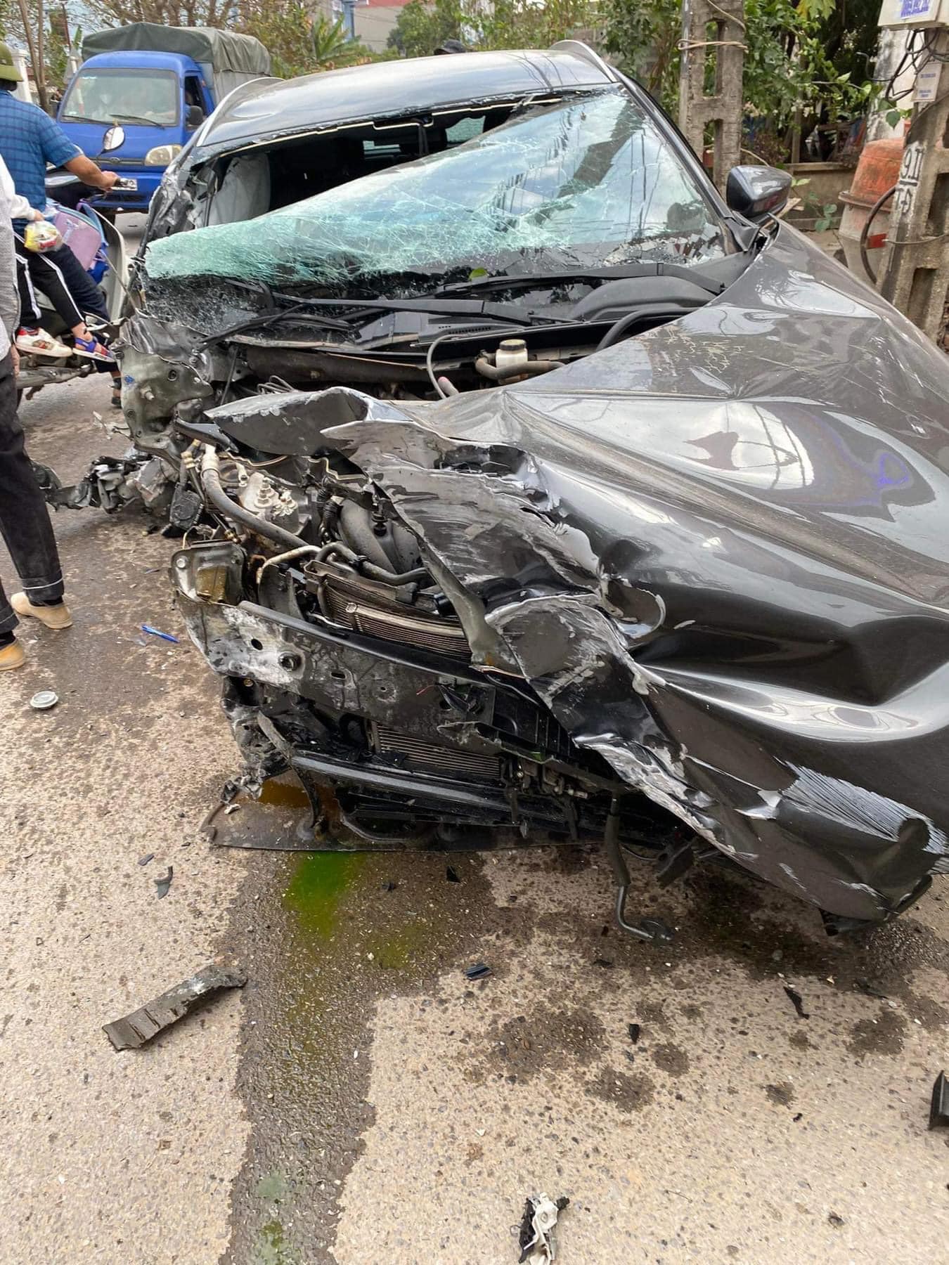 Hiện trường vụ tai nạn xe Mazda sáng nay khiến dân mạng hãi hùng: Ô tô lao đi với tốc độ "xé gió"- Ảnh 2.