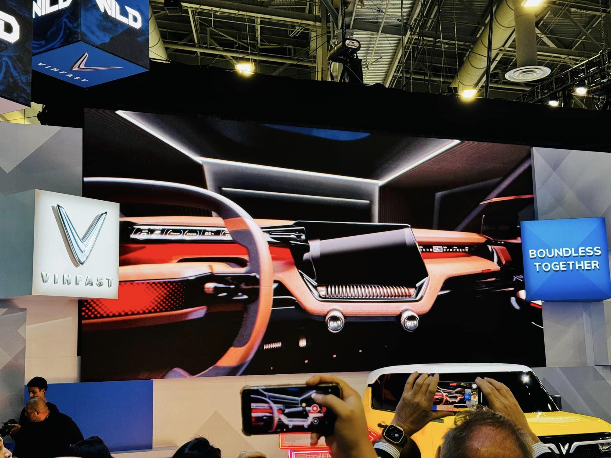 Bán tải VinFast ra mắt với thiết kế như xe viễn tưởng: Cửa mở ngược như Rolls-Royce, trần kính cực lớn- Ảnh 7.