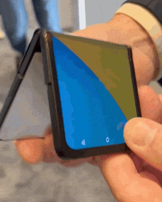 Samsung trình diễn mẫu smartphone gập giống Galaxy Z Flip, chỉ khác là thích gập hướng nào cũng được- Ảnh 1.
