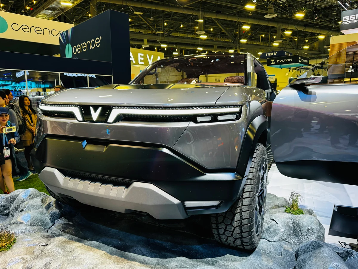 Bán tải VinFast ra mắt với thiết kế như xe viễn tưởng: Cửa mở ngược như Rolls-Royce, trần kính cực lớn- Ảnh 17.