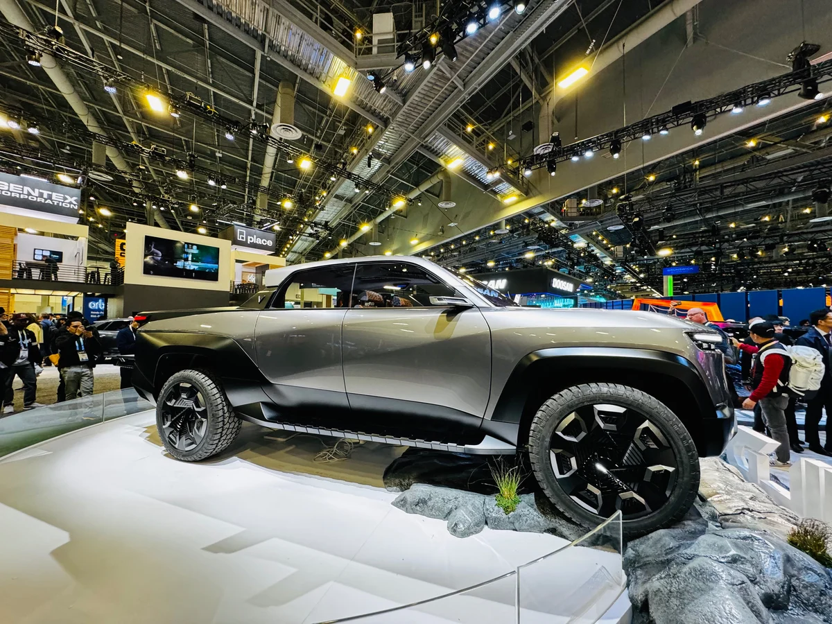 Bán tải VinFast ra mắt với thiết kế như xe viễn tưởng: Cửa mở ngược như Rolls-Royce, trần kính cực lớn- Ảnh 20.