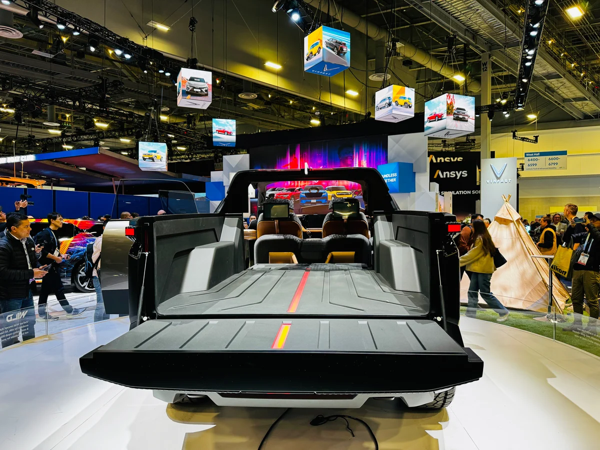 Bán tải VinFast ra mắt với thiết kế như xe viễn tưởng: Cửa mở ngược như Rolls-Royce, trần kính cực lớn- Ảnh 19.