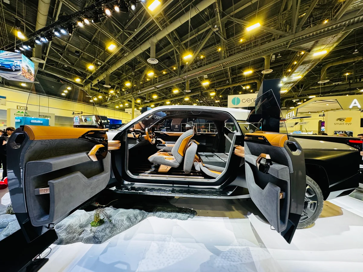 Bán tải VinFast ra mắt với thiết kế như xe viễn tưởng: Cửa mở ngược như Rolls-Royce, trần kính cực lớn- Ảnh 18.
