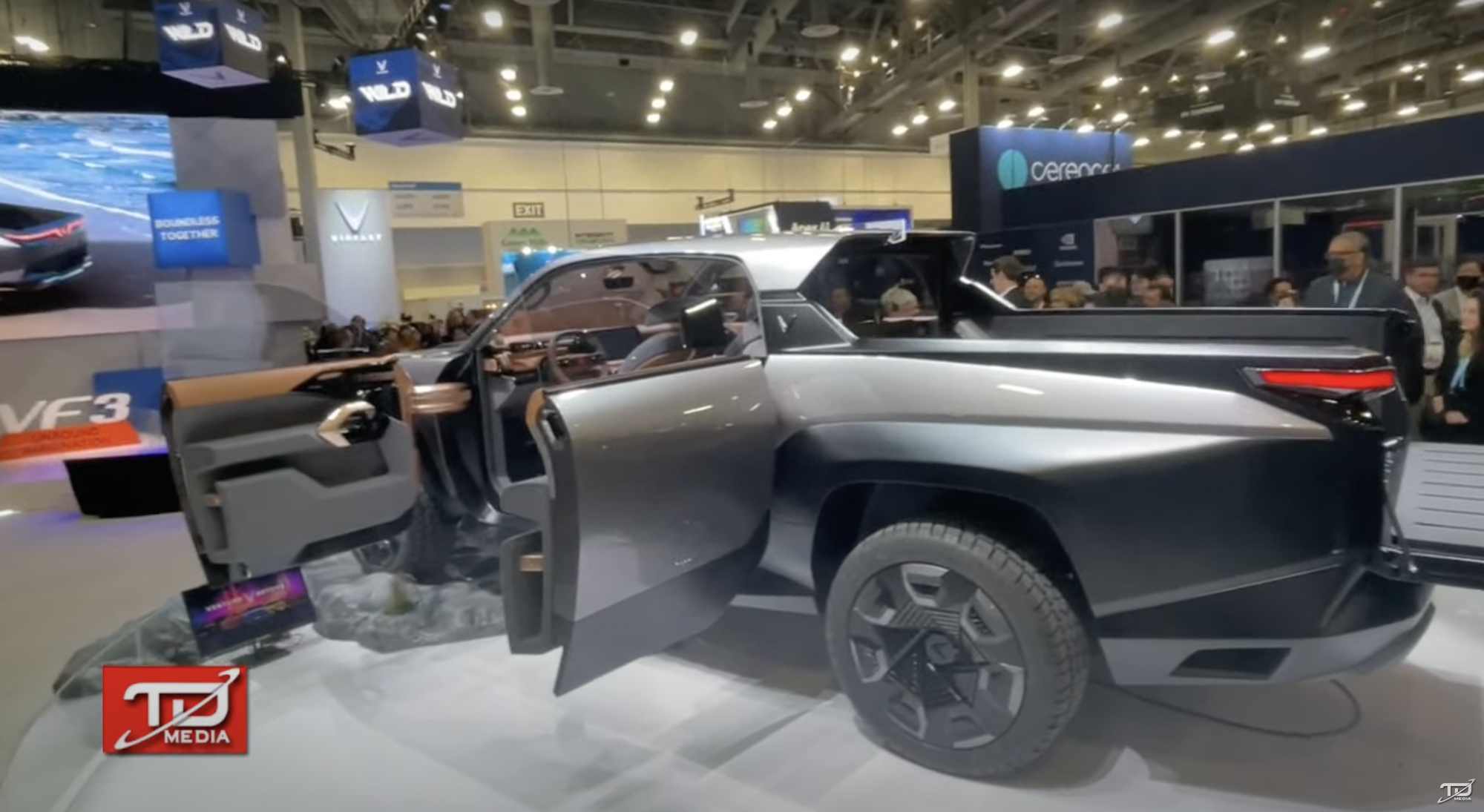 Bán tải VinFast ra mắt với thiết kế như xe viễn tưởng: Cửa mở ngược như Rolls-Royce, trần kính cực lớn- Ảnh 2.