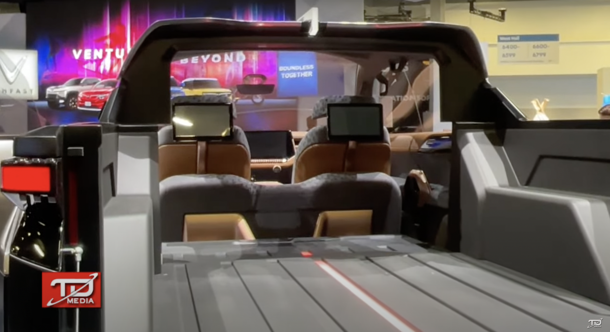 Bán tải VinFast ra mắt với thiết kế như xe viễn tưởng: Cửa mở ngược như Rolls-Royce, trần kính cực lớn- Ảnh 5.