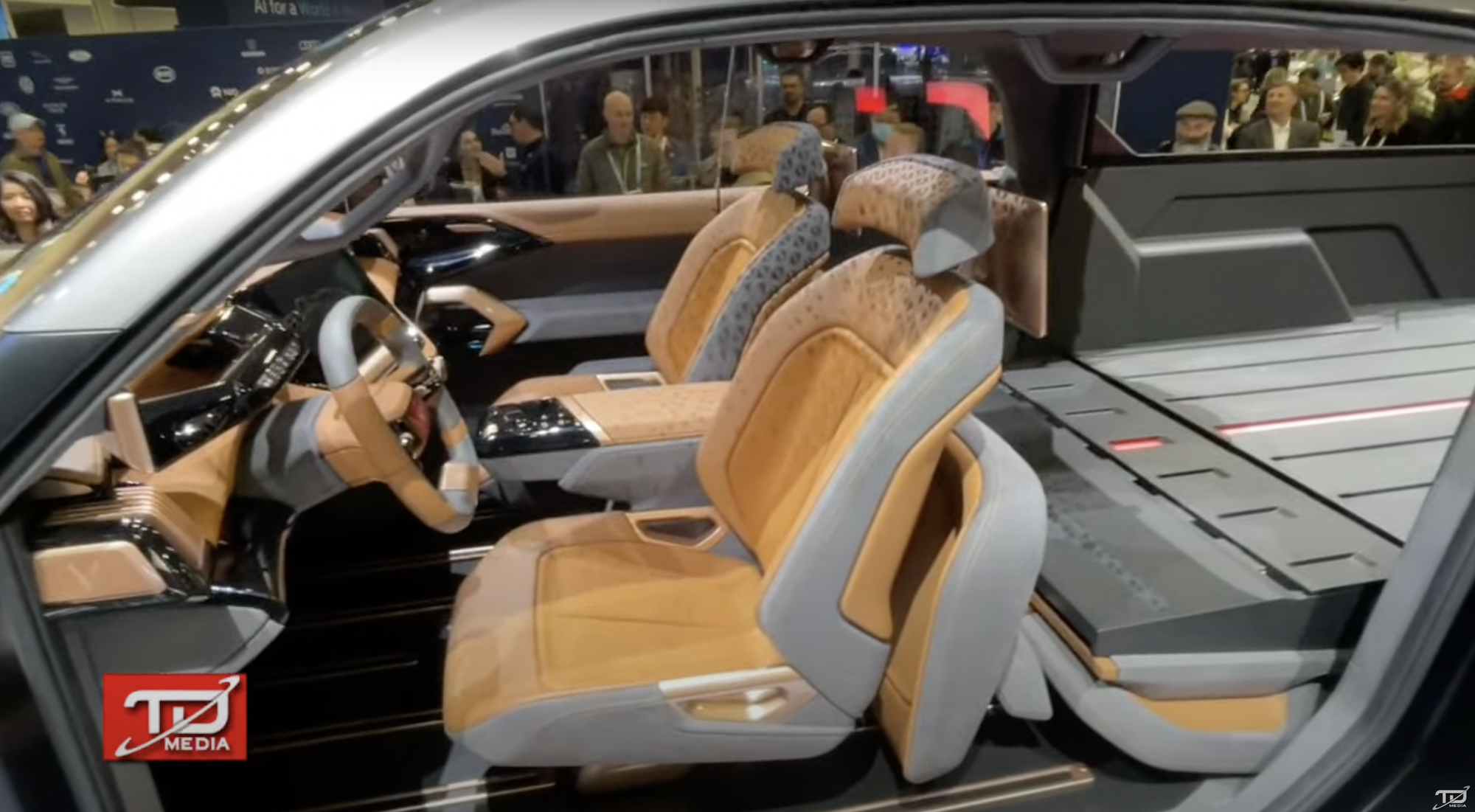 Bán tải VinFast ra mắt với thiết kế như xe viễn tưởng: Cửa mở ngược như Rolls-Royce, trần kính cực lớn- Ảnh 4.