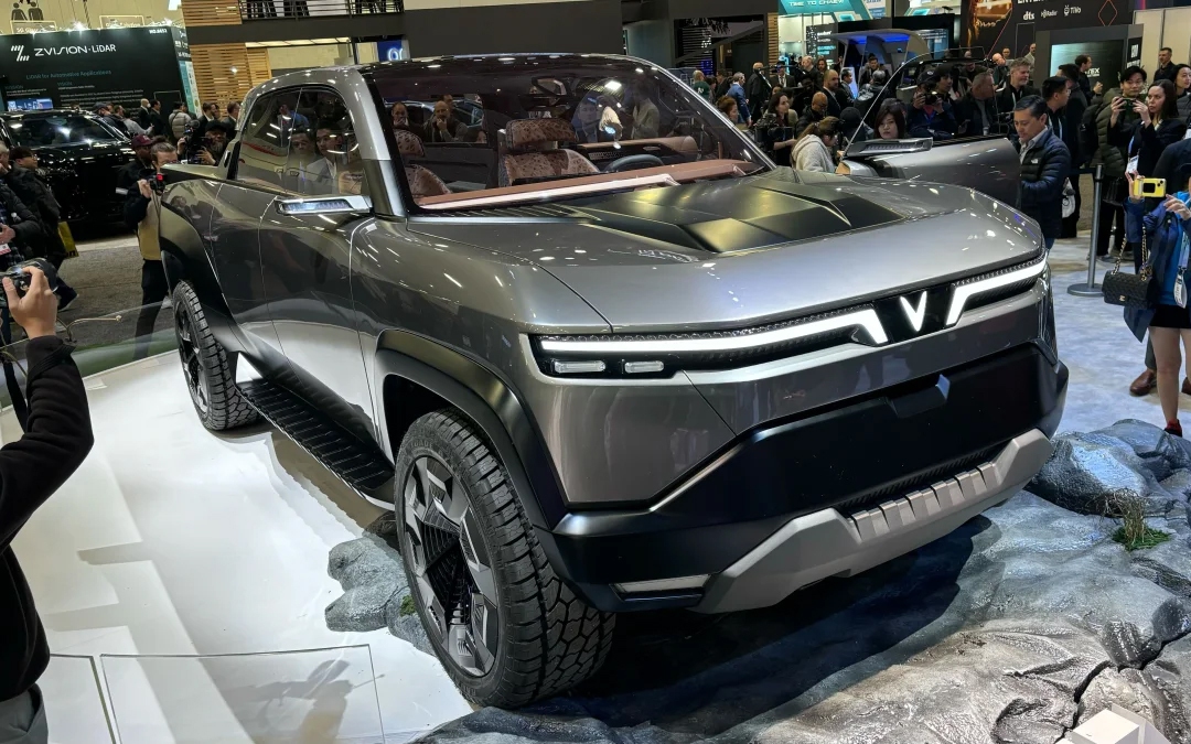 Bán tải VinFast ra mắt với thiết kế như xe viễn tưởng: Cửa mở ngược như Rolls-Royce, trần kính cực lớn