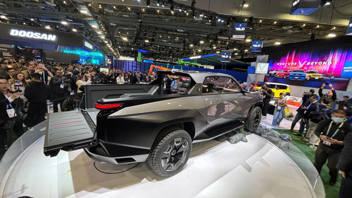 Bán tải VinFast ra mắt với thiết kế như xe viễn tưởng: Cửa mở ngược như Rolls-Royce, trần kính cực lớn- Ảnh 26.