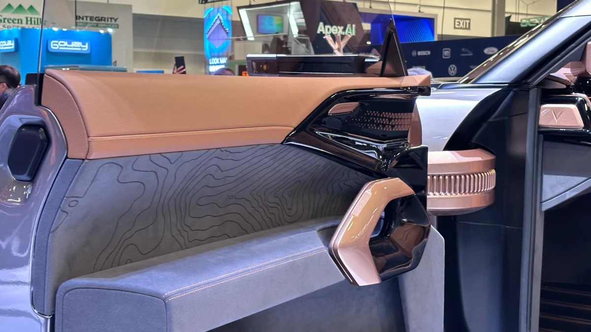 Bán tải VinFast ra mắt với thiết kế như xe viễn tưởng: Cửa mở ngược như Rolls-Royce, trần kính cực lớn- Ảnh 30.
