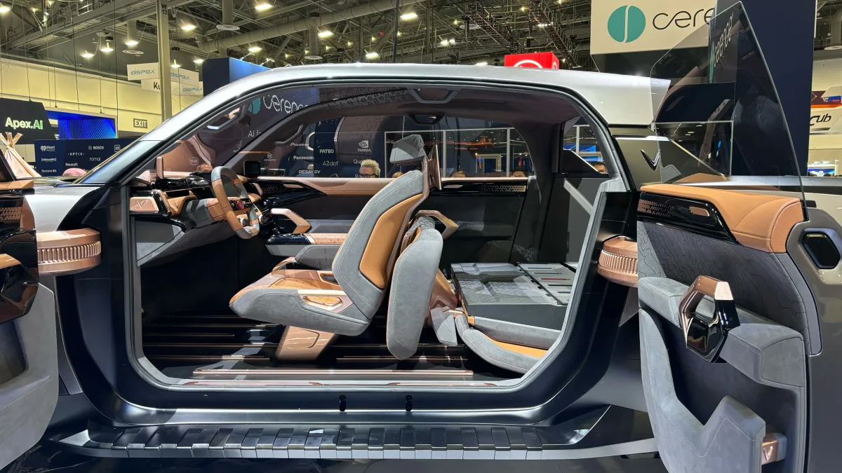 Bán tải VinFast ra mắt với thiết kế như xe viễn tưởng: Cửa mở ngược như Rolls-Royce, trần kính cực lớn- Ảnh 27.