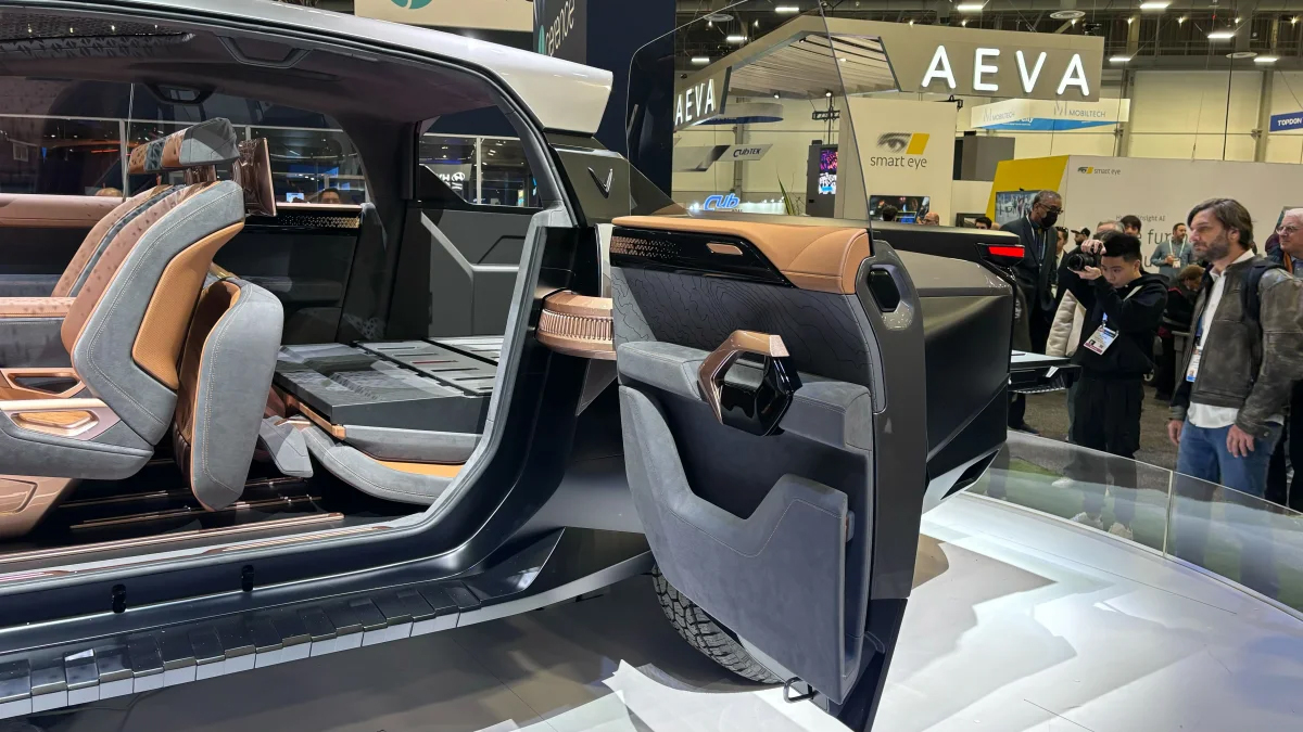 Bán tải VinFast ra mắt với thiết kế như xe viễn tưởng: Cửa mở ngược như Rolls-Royce, trần kính cực lớn- Ảnh 31.
