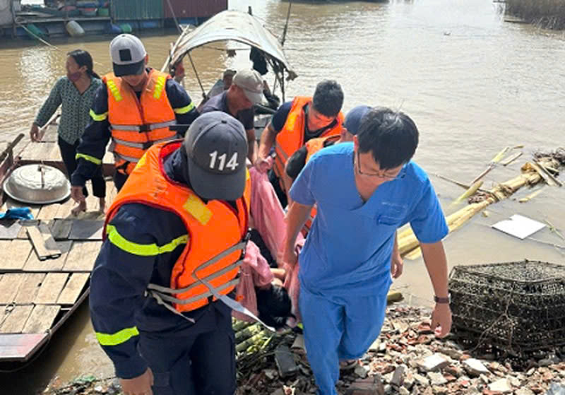 Nam thanh niên nhảy cầu Thăng Long tự tử được cứu sống kịp thời - Ảnh 1.