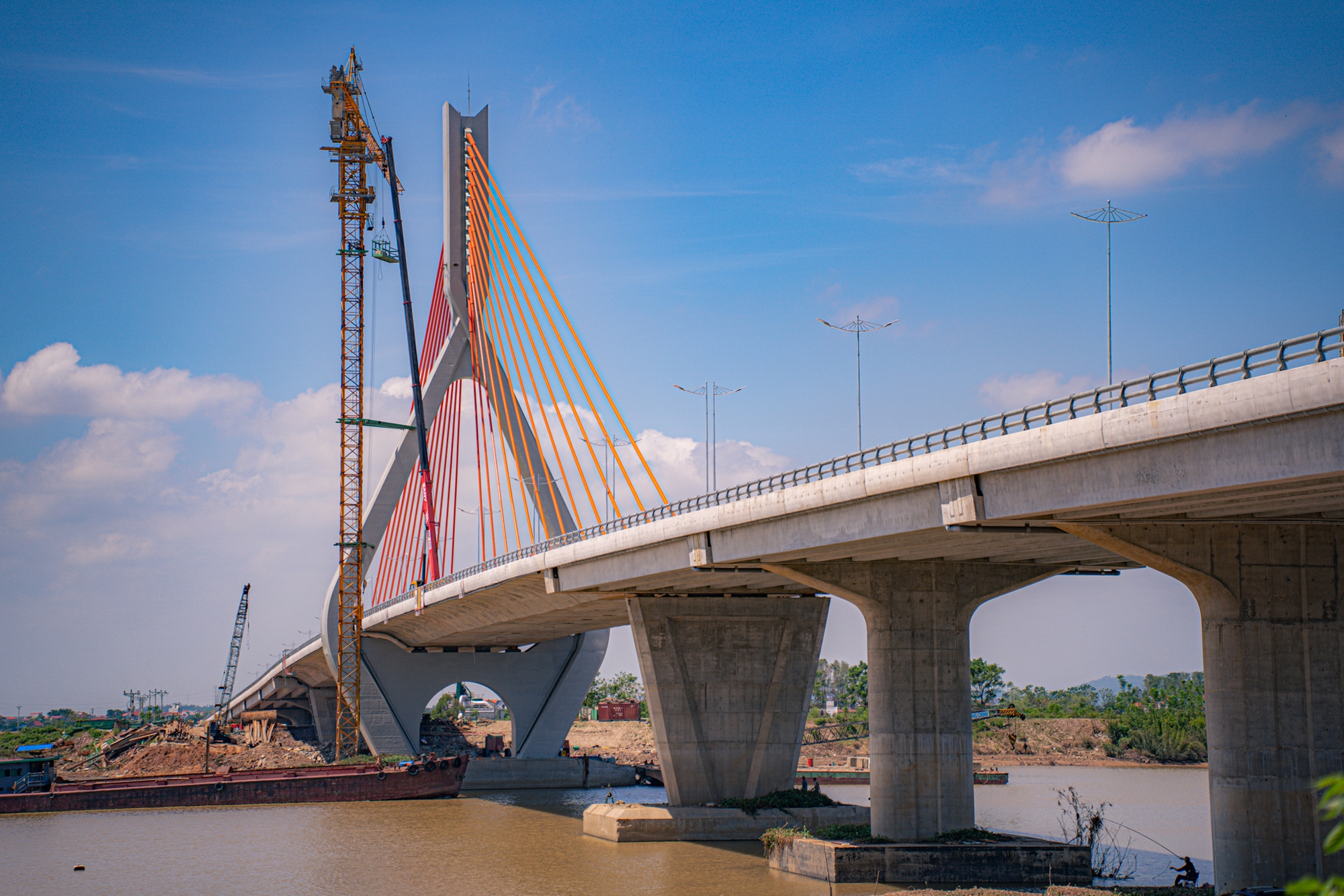 Ngắm cầu dây văng nghìn tỷ đầu tiên của tỉnh tăng trưởng cao nhất cả nước trước ngày thông xe- Ảnh 4.