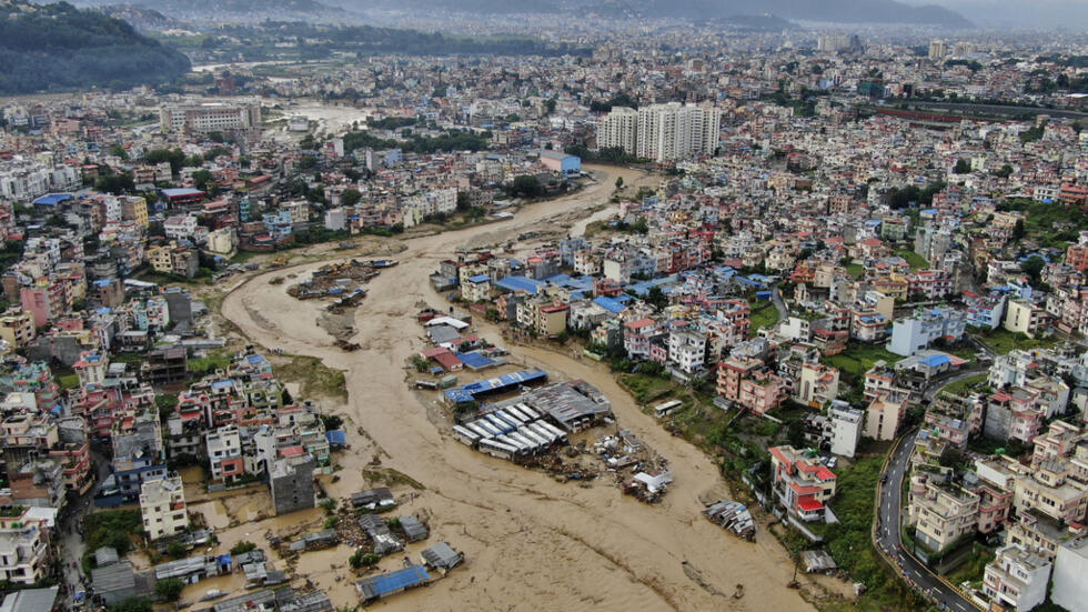 Video: Khoảnh khắc toà nhà sụp đổ trong tích tắc vì lở đất lịch sử- Ảnh 1.