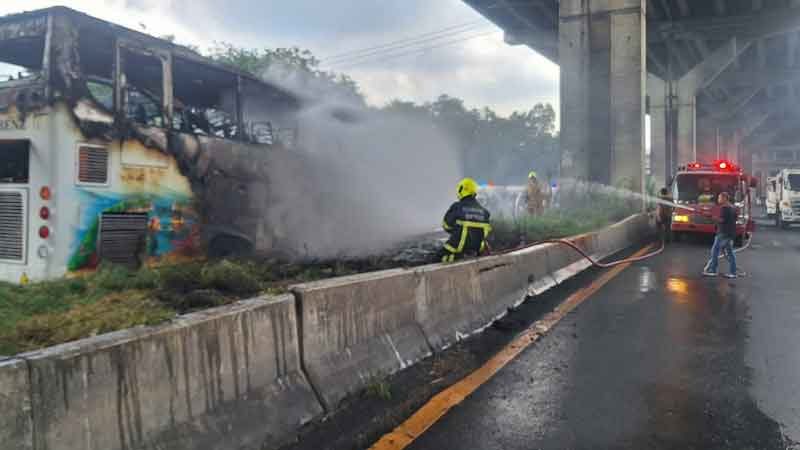 Hiện trường thương tâm vụ cháy xe bus đưa đón học sinh khiến ít nhất 25 người thiệt mạng: Toàn bộ bị thiêu rụi- Ảnh 6.