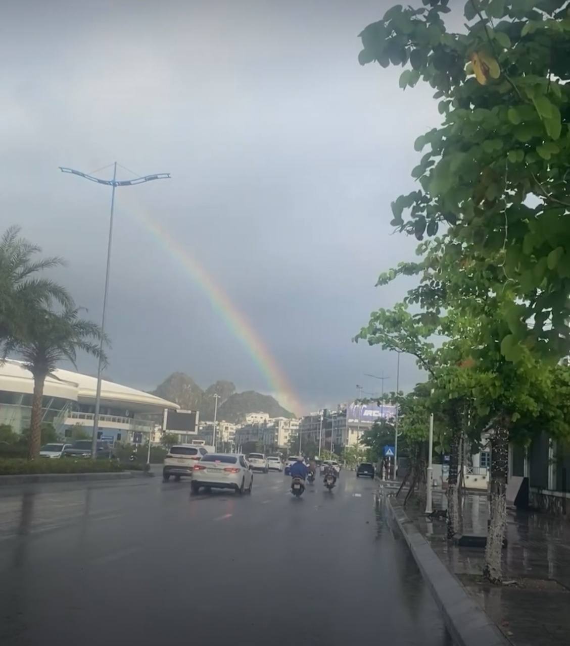 Hiện tượng "cực ảo" trên bầu trời Hạ Long khiến du khách hoang mang, nên tắm biển tiếp hay không? - Ảnh 13.