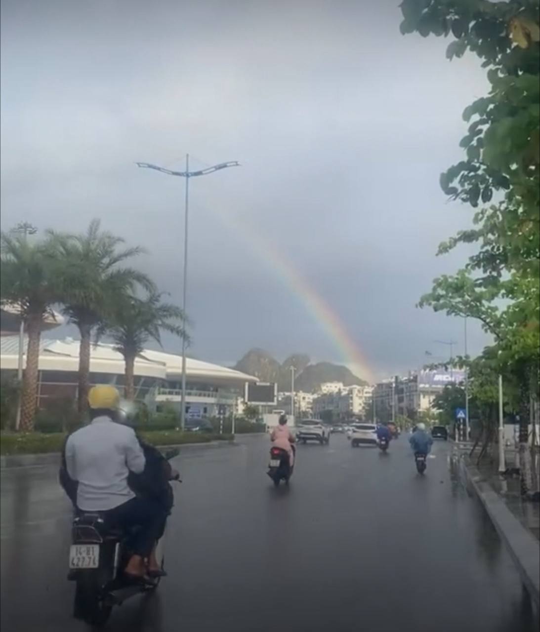 Hiện tượng "cực ảo" trên bầu trời Hạ Long khiến du khách hoang mang, nên tắm biển tiếp hay không? - Ảnh 12.