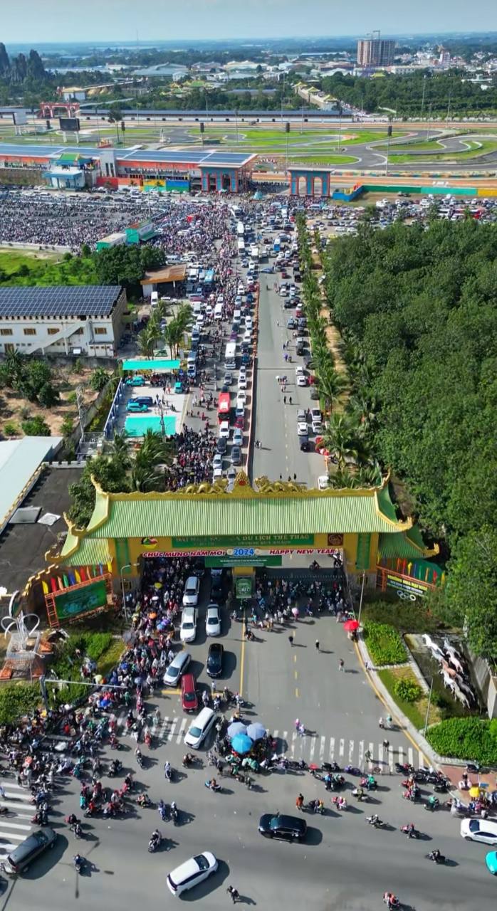 Lạc bố mẹ trong Khu du lịch Đại Nam, bảo vệ làm một điều khiến dân tình "cười xỉu" - Ảnh 1.