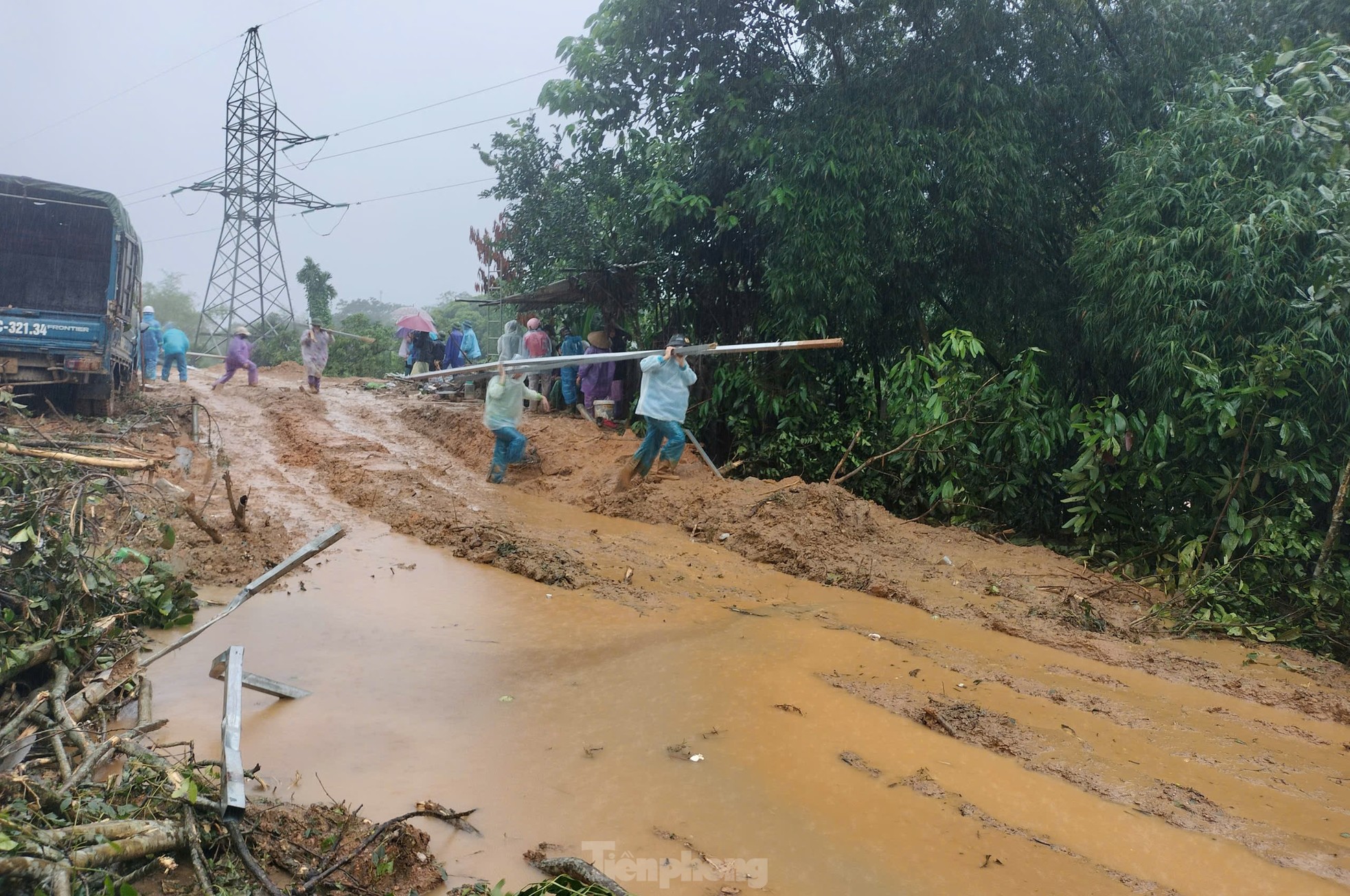 Bộ đội và công an Hà Giang dầm mưa tìm kiếm nạn nhân vụ sạt lở đất - Ảnh 15.